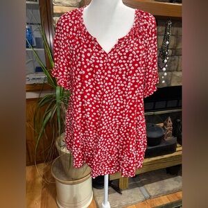 BEACHLUNCHLOUNGE COLLECTION SIZE L RED & WHITE DAISY PATTERNED SHORT SLEEVE TOP